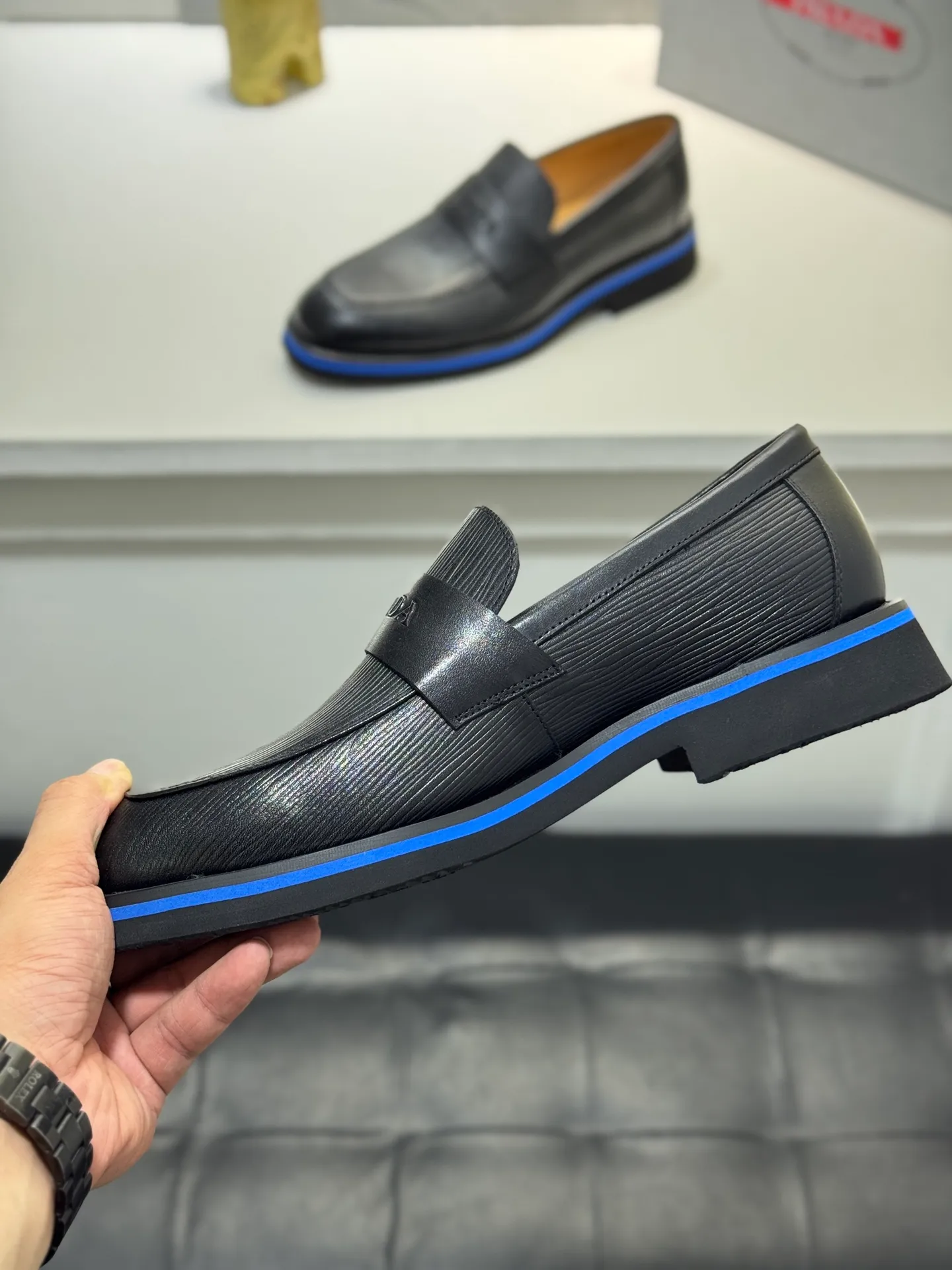 Men's shoes 💰520 💰PRADA*——◾ Prada~Thick-soled men's shoes, original single-level perfect boutique, brogue style men's formal casual leather shoes, luxurious materials, imported cowhide, with water-dyed cowhide lining, 4.5cm increased PU foam lightweight outsole, perfectly restore the original classic, purchase the original 1:1 accurate replica, welcome all comparisons 🆚, the design is full of modernity, versatile and fashionable urban men! Size: 39-44 (38.45.46.47. Customized)